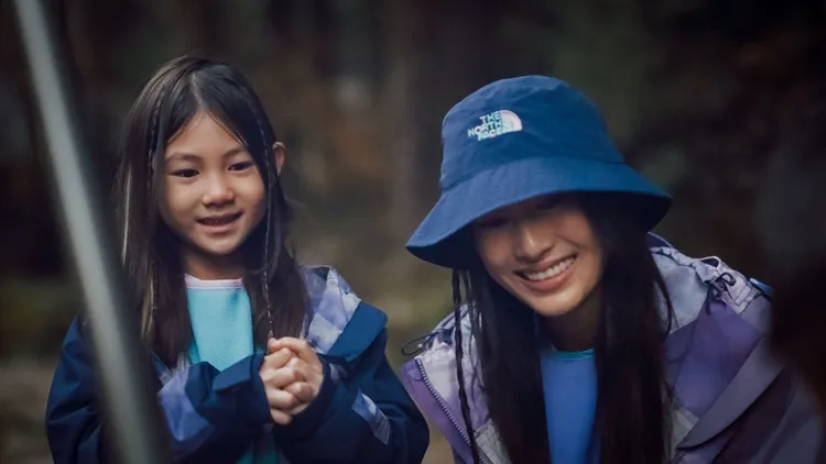 The North Face x CLOT聯名系列形象照拍攝花絮，揭露陳冠希的超模老婆秦舒培和女兒Alaia一同演繹。品牌提供