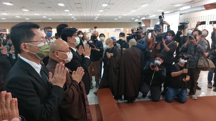陳其邁率多位市府官員弔念星雲大師。凃建豐攝