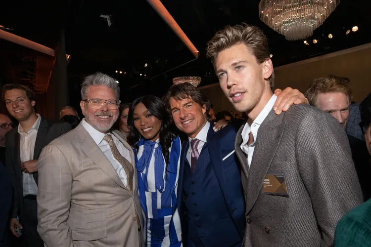 奧斯汀巴特勒（右）、阿湯哥、安潔拉貝索特與導演克里斯多福麥奎里在午宴寒暄交流。達志