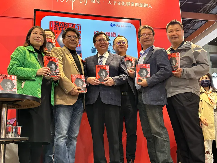 潘孟安5日出席自己的新書《紅色鋼鐵人》簽書會，行政院副院長鄭文燦（前中）與文化部長史哲（後排右1）、民進黨立委沈發惠（前右2）都到場支持。潘袁詩羽攝