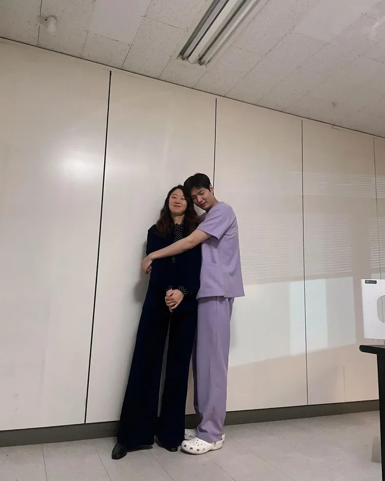 孔孝真（左）和韓國男神李敏鎬合演的新劇《問問星星吧》日前殺青，李敏鎬也在IG上po出照片，紀念2人的合作情誼。翻攝actorleeminho IG