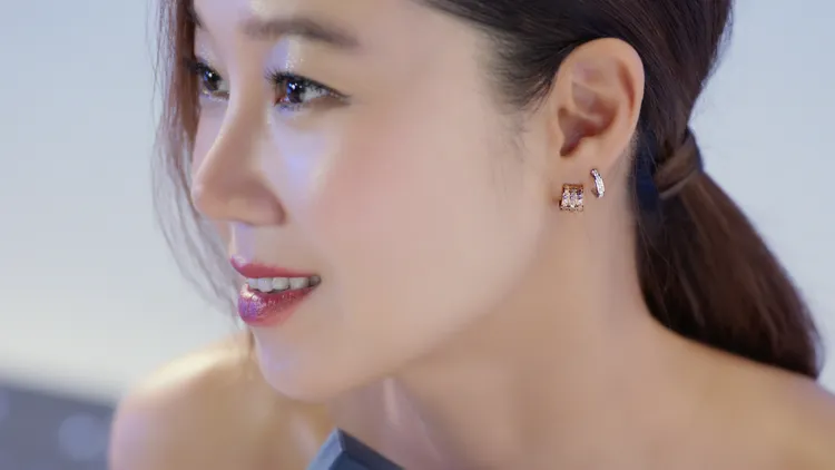 孔孝真在形象廣告中所佩戴的Possession系列18K白金鑽石耳環（單只）6萬元、玫瑰金鑽石耳環（單只）7萬7000元。品牌提供