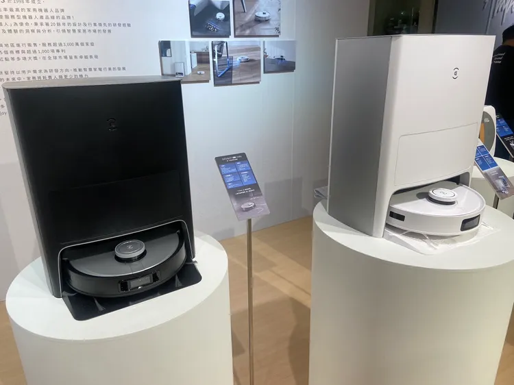  ECOVACS 科沃斯繼DEEBOT X1 OMNI全能旗艦掃拖機器人(左)，ECOVACS再推出全新掃地機器人DEEBOT T10 OMNI。陳揚盛攝