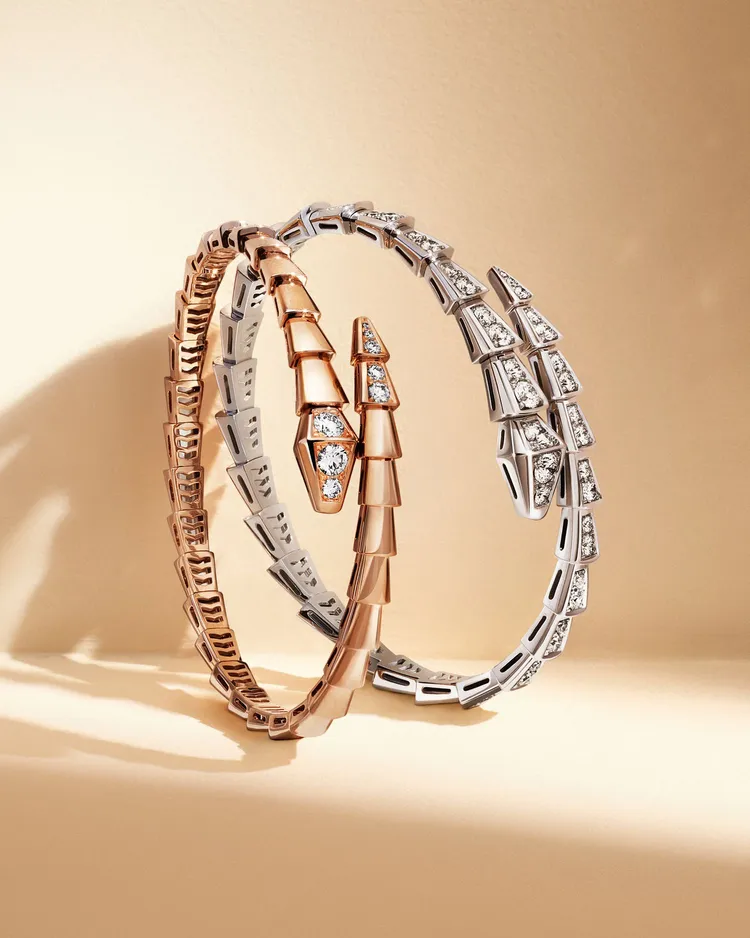 Serpenti Viper系列玫瑰金鑽石手環與18K白金鑽石手環。品牌提供