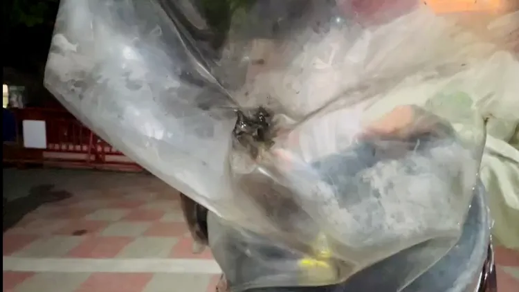 安全帽加掛的護套被炸出一個小洞。王志弘攝