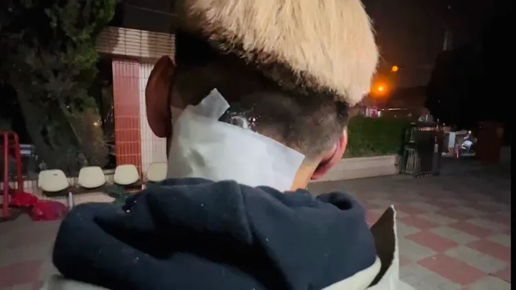 男子有戴加強版安全帽，仍被蜂炮鑽進炸傷脖子。王志弘攝