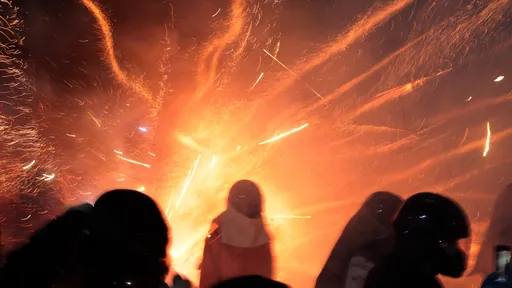 鹽水蜂炮湧20多萬人朝聖 31人炸傷!男子牛仔褲被炸碎36%燒燙傷