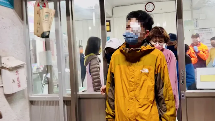 13歲少年眼睛被射傷，經包紮後送往醫院救治。讀者提供