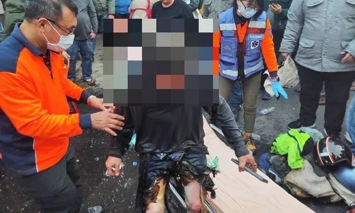 男子慘遭成堆連珠炮炸傷，牛仔褲只剩半截。讀者提供