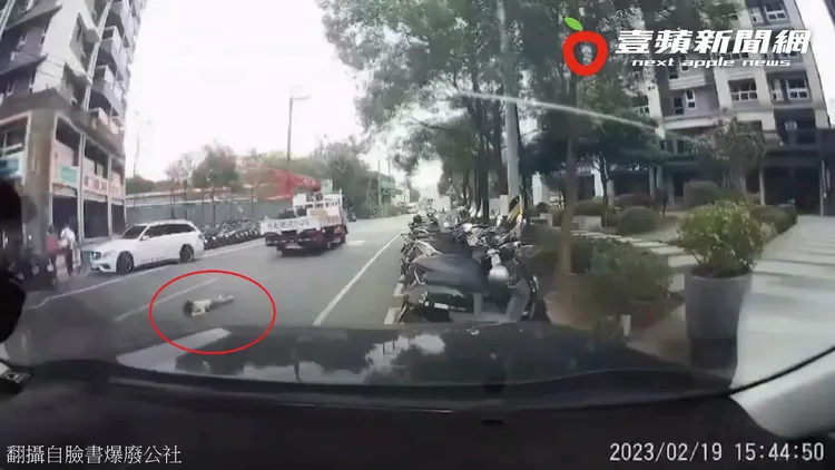 男童臉部直接撞擊地面遭到重創。翻攝自臉書爆廢公社