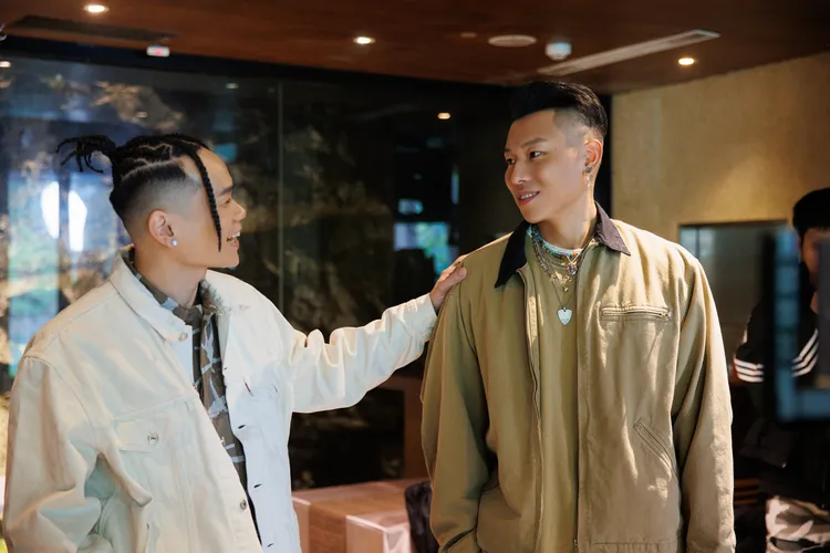 瘦子（右）與老戰友Barry Chen合作。華納提供