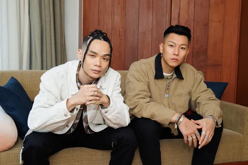 瘦子找回失散多年的「私生子」　一改嘻哈硬汉走度假风