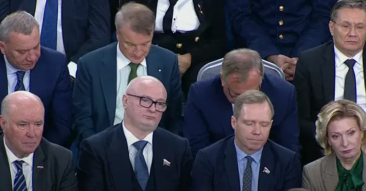 官員睡成一片，網友紛紛表示，，「這心情我懂！」翻攝twitter@ Keith Olbermann