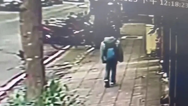 男童步行監視器畫面。新店警分局提供