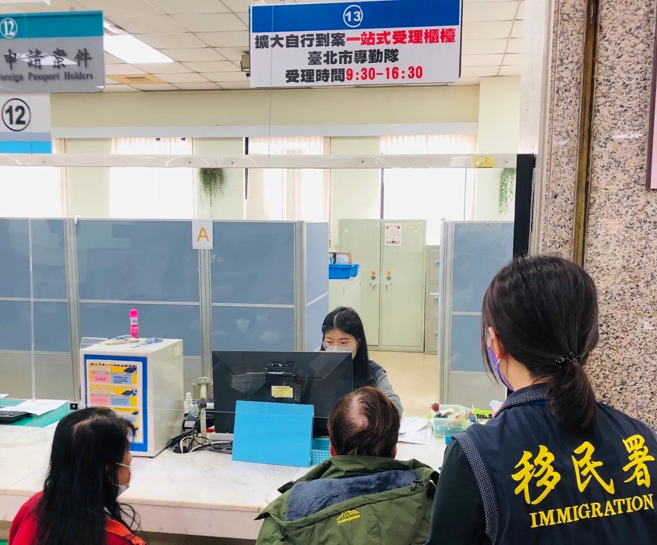 菲律賓籍逾期人士蘿絲如願辦完「擴大自行到案專案」手續,準備回家。翻攝畫面