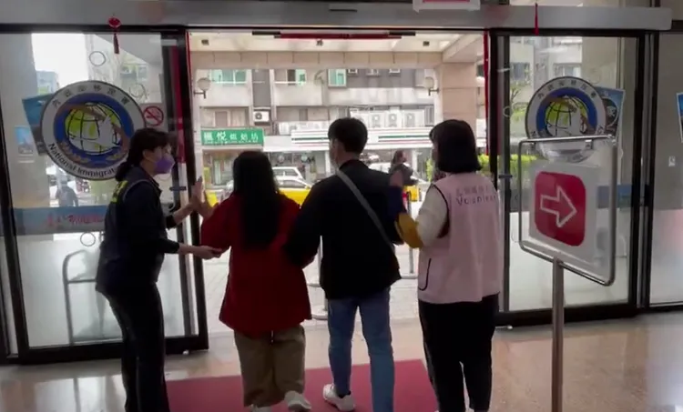 蘿絲離去時與移民署人員揮手。翻攝畫面