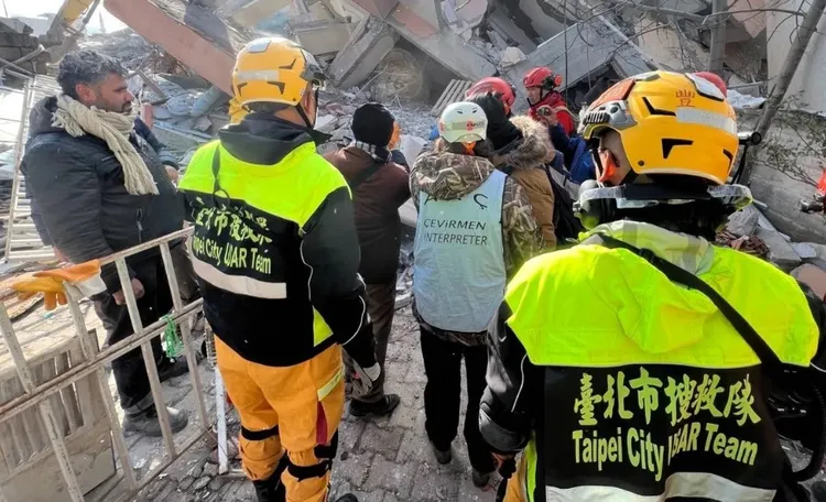 台灣搜救隊抵達震災現場。台北市消防局提供