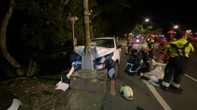李男駕車自撞電桿，強大撞擊力道，導致轎車車頭幾乎全毀。翻攝畫面