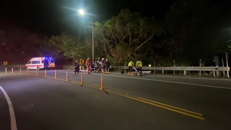 李男駕車疑因過彎失控，不慎自撞電桿。翻攝畫面