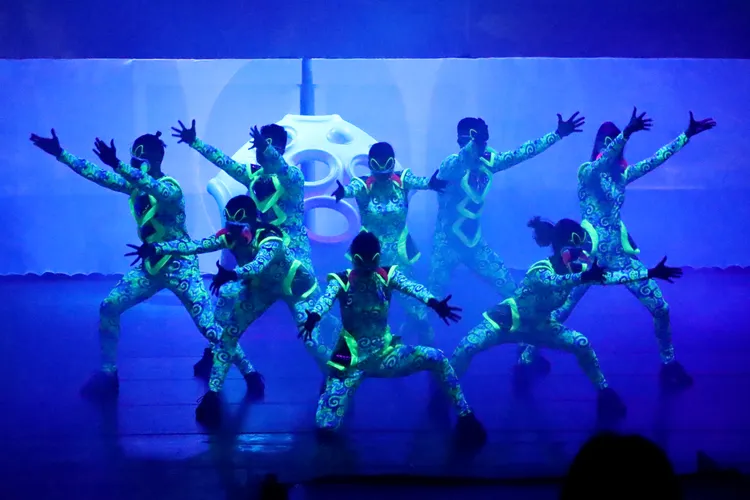 探索世界228連假起推出全新劇場「雷雷的奇幻歷險記」，包含高空特技、舞蹈、雜耍等表演。業者提供