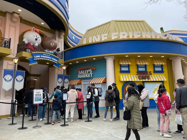 不少遊客專程前來體驗全新園區「熊大的麗寶小鎮」。業者提供