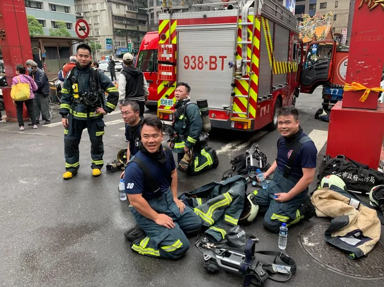 張志豪（右1）擔任義消數十年。張志豪提供