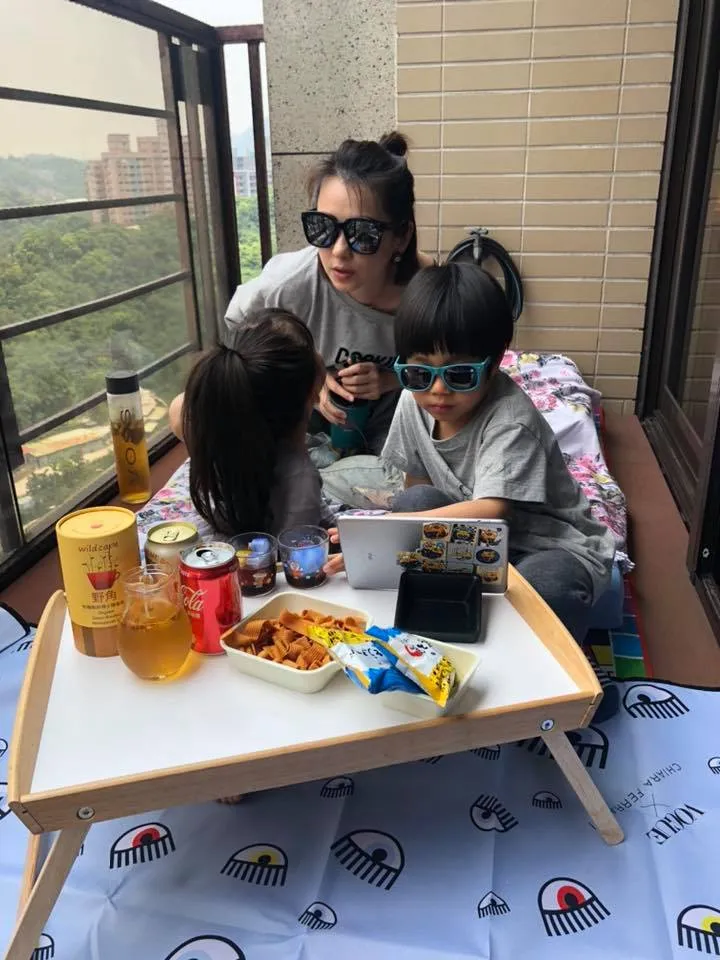 李易和六月婚後育有一雙兒女，感情超好。翻攝自六月臉書