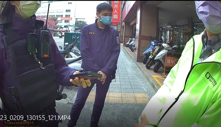 警方告知吳男(右)這是詐騙集團手法。樹林警分局提供