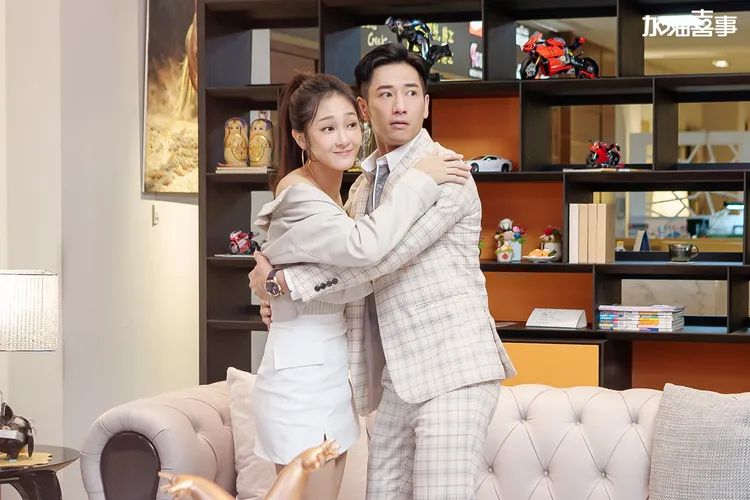 周孝安（右）擁抱好友邱子芯遭正宮撞見。TVBS提供