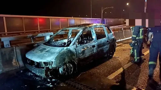 駕車行駛國道突異常 急停路肩竄惡火!親睹愛車燒到面目全非