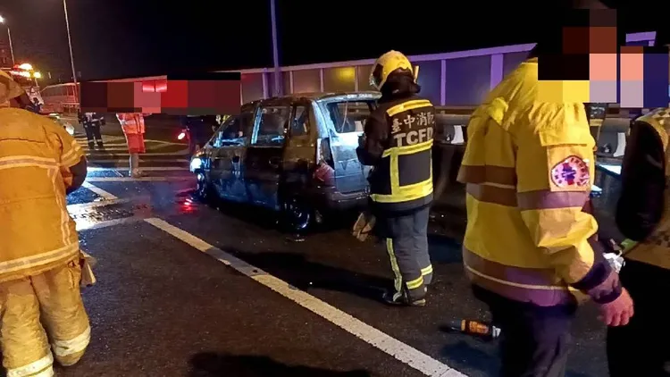 消防人員佈署水線灌救，迅速撲滅火勢。讀者提供