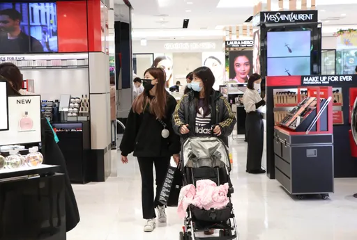 圖輯|百貨賣場首日脫罩少!因這2因素 「這款」商品業績等爆衝