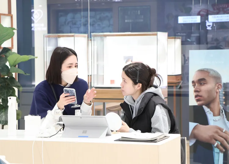 SOGO百貨逛街民眾。鄭孟晃攝