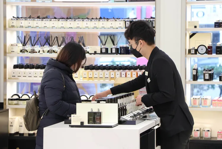 民眾戴口罩逛香水櫃。鄭孟晃攝