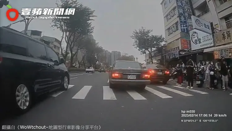 車輛一行駛到台南林森路二段，馬上碰到併排違規停車。翻攝自《WoWtchout–地圖型行車影像分享平台》