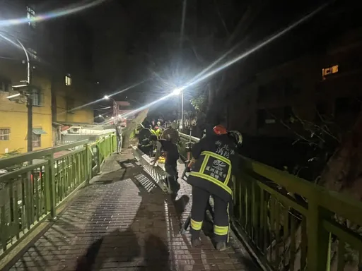 暗夜巨響!新莊情侶墜樓摔入排水溝 22歲女當場死亡男重傷