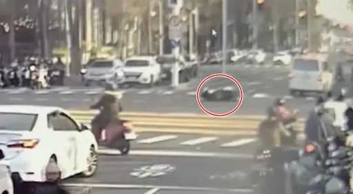 有片|無視救護車鳴笛過馬路 騎士就不讓直直撞上去!這下悲劇了