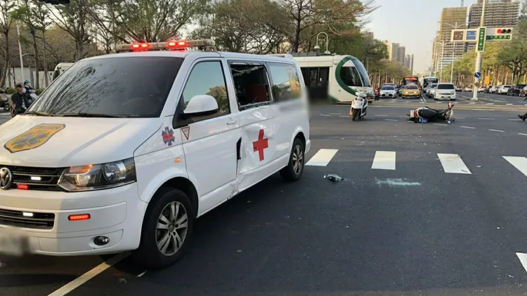 救護車被撞後，左側凹陷、玻璃破損，撞擊力道相當大。讀者提供
