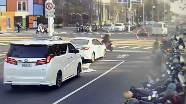 曾姓男子騎機車行經路口，撞上鳴笛的救護車後倒下。讀者提供