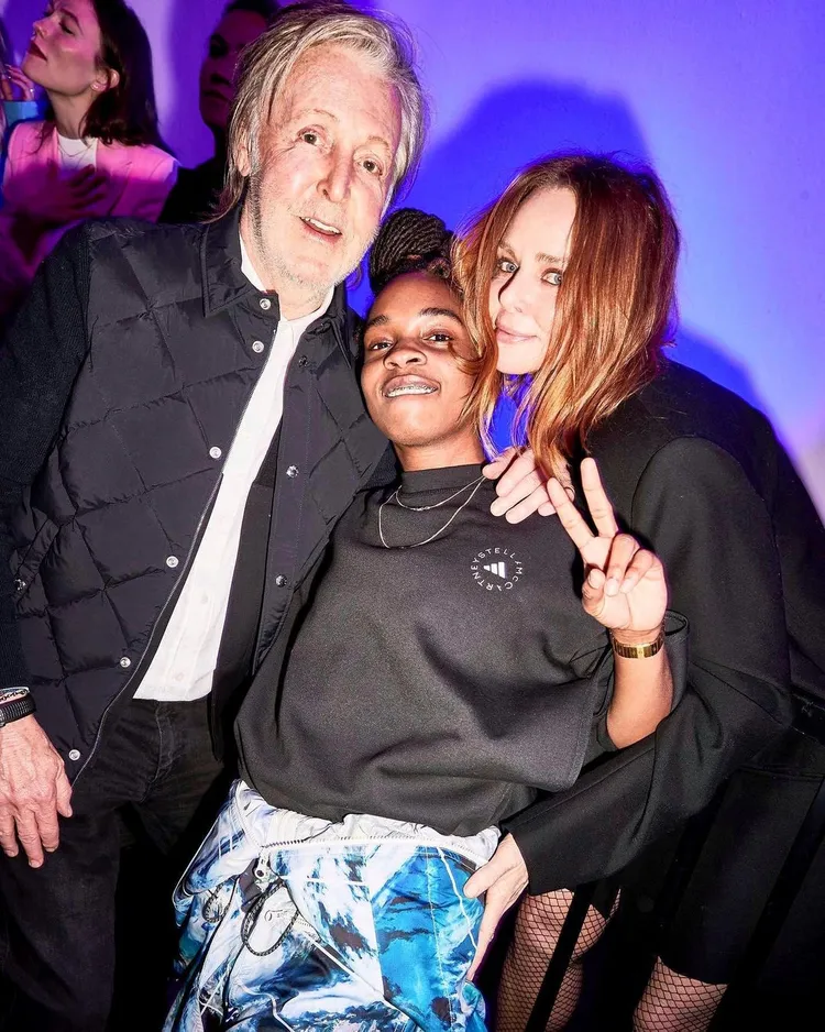 adidas by Stella McCartney春夏2023系列日前於美國洛杉磯舉行發表派對，設計師Stella McCartney（右）還邀請了她的「星老爸」保羅麥卡尼（左）同歡。翻攝stellamccartney IG