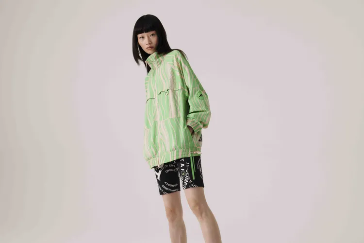 adidas by Stella McCartney TrueNature系列的立領防風夾克以低飽和的草綠色呈現，勾勒出地形起伏層疊變化。品牌提供