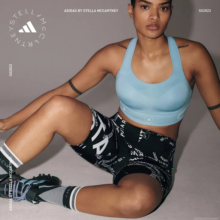 adidas by Stella McCartney 2023春夏TrueNature系列運動內衣採用AEROREADY吸汗面料,在活動時能保持乾爽舒適。品牌提供