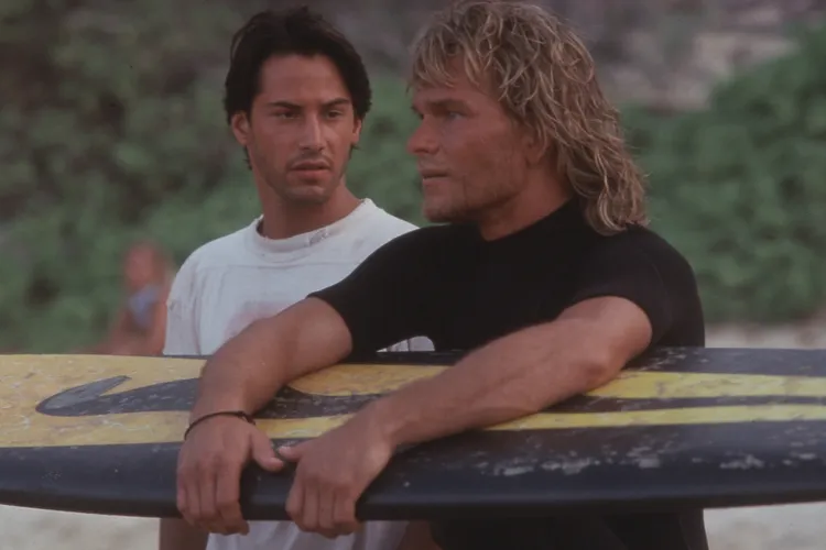 基努李維（左）在《驚爆點》和派屈克史威茲因衝浪結為好友。車庫娛樂提供