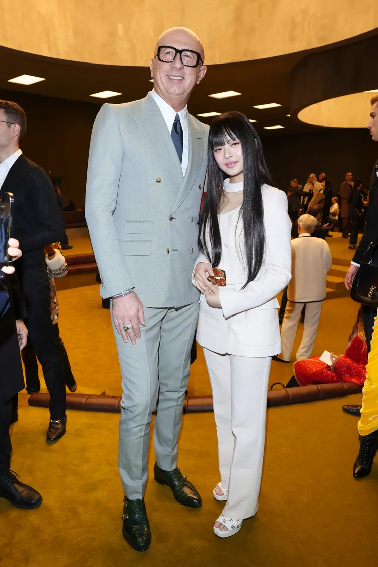 GUCCI總裁Marco Bizzarri（左）在看秀時貼心把「小公主」刻意安插在身旁，可見品牌對她的寵愛。品牌提供
