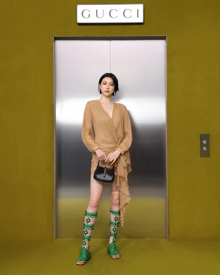 日本女星三吉彩花身著性感深V洋裝現身秀場。品牌提供