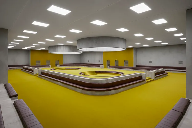 布滿電梯的傳輸空間，為本季召喚出了GUCCI不同時期的風格魅力。品牌提供