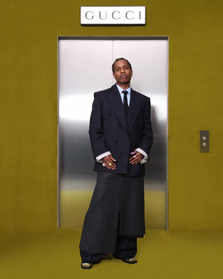 以全套酷炫勁裝現身GUCCI秀場的GA$AP Rocky，還精心綁了個有GG logo的辮子頭。品牌提供