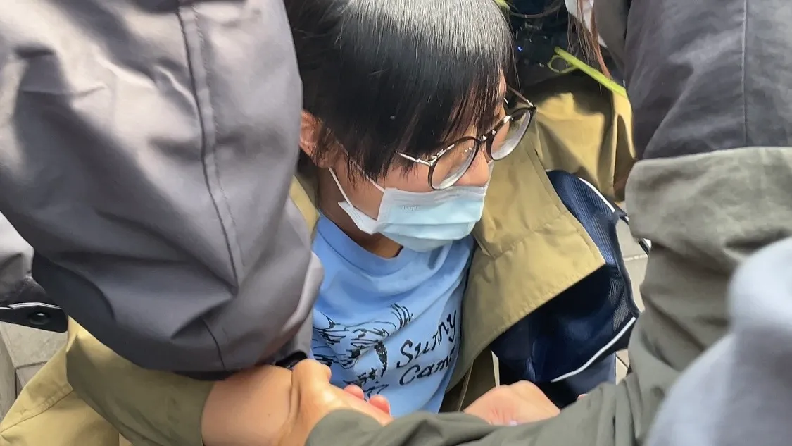 鬧場民眾遭請下台。劉彥宜攝