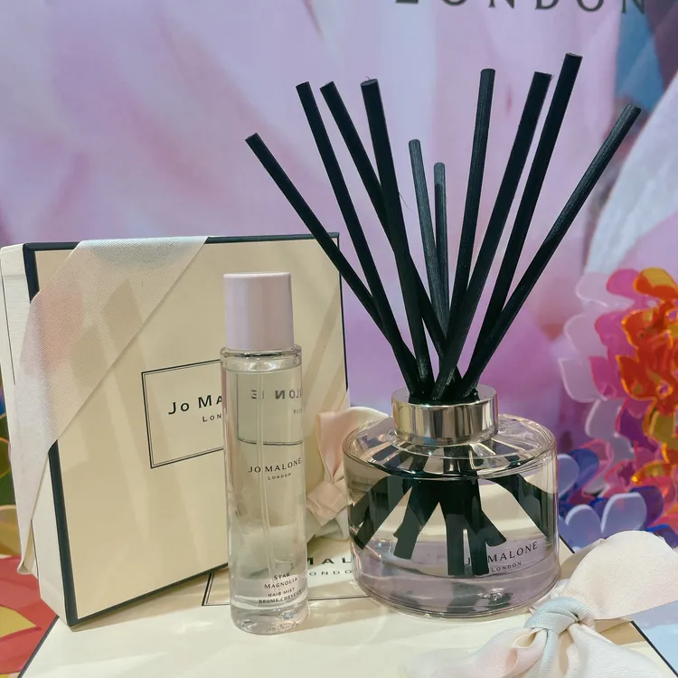 星玉蘭髮香噴霧（左）30ml／2150元、合歡花擴香（右）165ml／4150元。張家玲攝