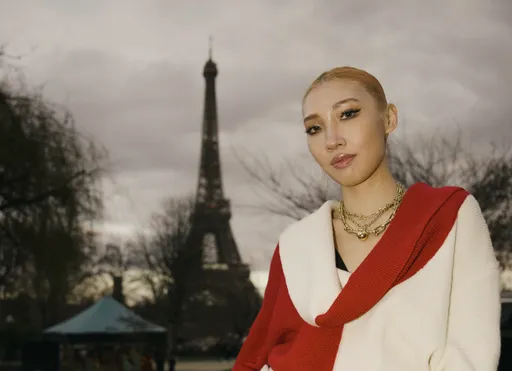 Karencici巴黎时装周酥胸若隐若现　不看帅哥只研究法国美女